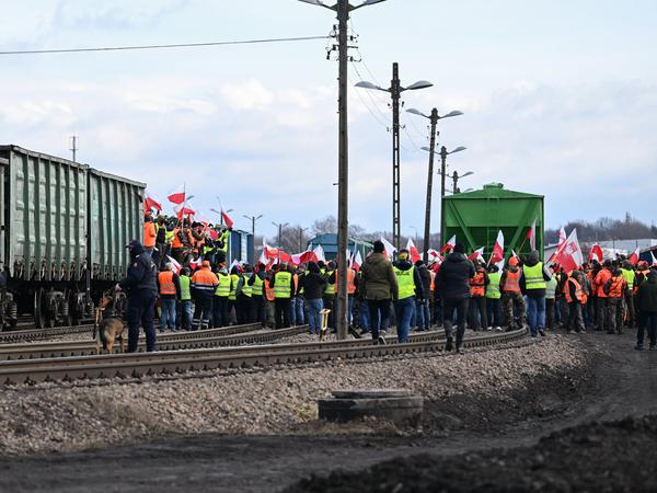 Protest der Landwirte auf den Bahngleisen am Grenzübergang zur Ukraine in Medyka, wo Bauern Getreide verschütteten.