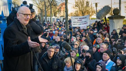Dietmar Woidke, Ministerpräsident von Brandenburg, spricht zu protestierenden Landwirten