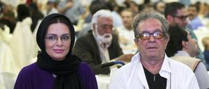 Der iranische Filmregisseur Dariusch Mehrdschui und seine Frau Wahideh Mohammadifar bei einem Treffen von Filmregisseuren in Teheran teil. (Archivbild)