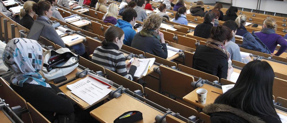 Immer mehr Sitze im Hörsaal drohen leer zu bleiben: Die Studierendenzahl geht in Berlin zurück.
