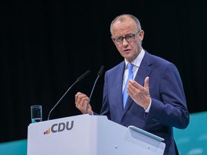 Ohne ein einziges Lächeln zu zeigen, sprach Friedrich Merz 75 Minuten lang auf dem CDU-Parteitag in Berlin.