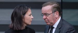 Annalena Baerbock und Boris Pistorius am Donnerstag im Bundestag: Die neuen Richtlinien des Verteidigungsministers leiten sich aus der nationalen Sicherheitsstrategie der  Außenministerin ab.
