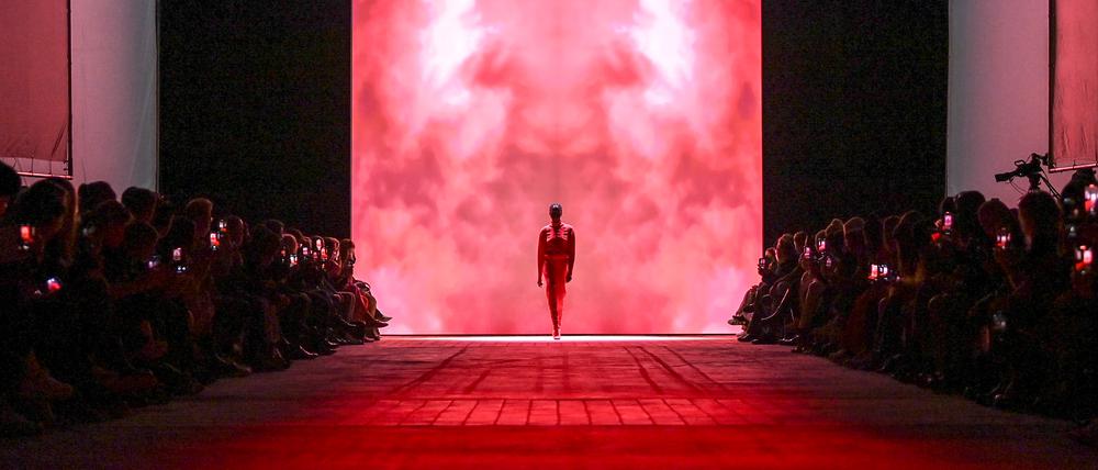 Berliner Modewoche: Ein Model zeigt auf der Mercedes-Benz Fashion Week eine Kreation des Designers Danny Reinke im Kraftwerk. Die Berliner Modewoche geht vom 14. bis 20. März. +++ dpa-Bildfunk +++