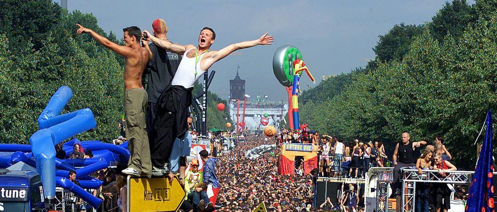 Ausgelassen feiern Raver 2001 auf der Straße des 17. Juni in Berlin die 13. Loveparade. Unter dem Motto «Music is the Answer» soll es in Berlin im Juli wieder eine Techno-Parade geben.