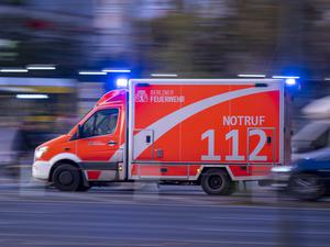 Rettungswagen der Berliner Feuerwehr fährt mit Blaulicht zum Einsatz.