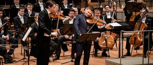 Konzertmeister Noah Bendix-Balgley (links) und Viola-Solist Amihai Grosz am Donnerstag bei der Zugabe. 