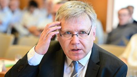 Der Berliner Landeswahlleiter Stefan Bröchler sitzt vor dem Beginn der mündlichen Verhandlung des Zweiten Senats im Verfahren über die Wahlprüfungsbeschwerde im Verhandlungssaal.