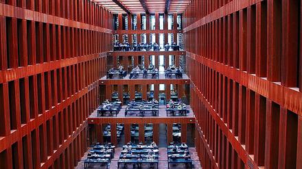 Blick in die neue Zentralbibliothek der Humboldt-Universität. Die Freiheit der Wissenschaft musste in beiden Teilen Berlins immer wieder hart erkämpft werden.