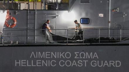 Opfer werden auf ein Boot der griechischen Küstenwache gebracht.