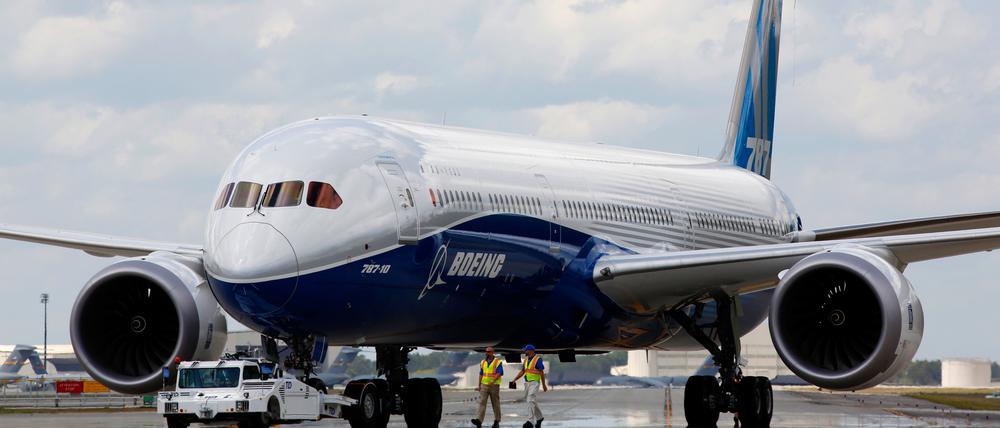 Die erste Boeing 787-10 Dreamliner steht nach ihrem Jungfernflug auf dem Charleston International Airport in North Charleston (USA).