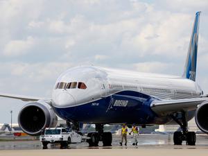 Die erste Boeing 787-10 Dreamliner steht nach ihrem Jungfernflug auf dem Charleston International Airport in North Charleston (USA).