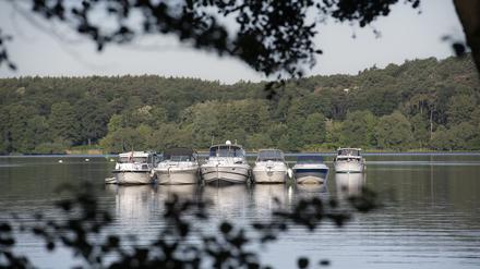 In einer Bucht an der Havel liege Boote vor Anker. (Symbolbild)
