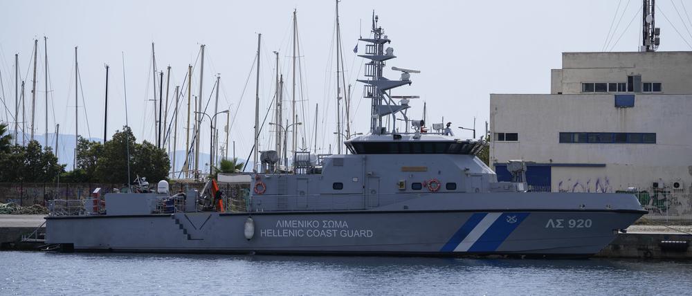 Ein Schiff der griechischen Küstenwache im Hafen der Stadt Kalamata: Am Montag nahm die Küstenwache zwei mutmaßliche Schleuser fest.