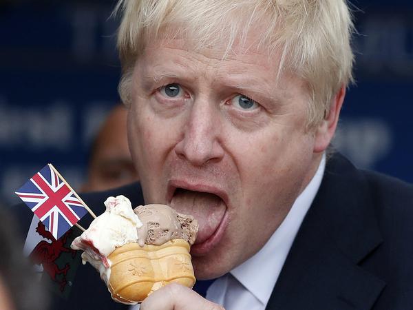 Boris Johnson mit einem beflaggten Eis (Archivbild von 2019).