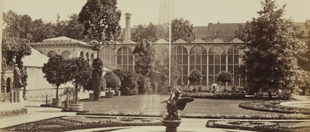 Villa Borsig in Moabit, Blick aus der Bogenhalle. Foto um 1867, F.A. Schwartz. Berlinische Galerie
