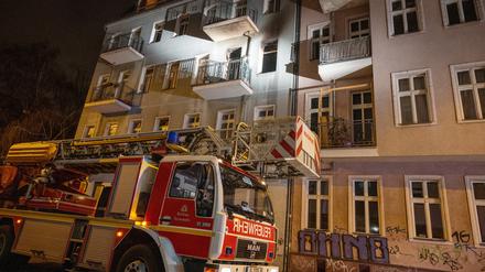 Ein Feuerwehrauto steht vor einem Haus in Berlin (Symbolfoto).