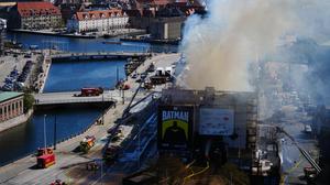 Rauch steigt aus der Alten Börse, „Boersen“ bei einem Brand in Kopenhagen auf, während die Feuerwehr den Brand bekämpft. Eines der ältesten Gebäude Kopenhagens steht in Flammen, und seine ikonische Turmspitze ist eingestürzt. 