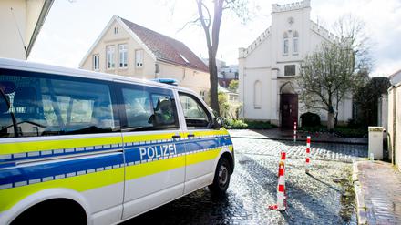Ein Einsatzfahrzeug der Polizei steht vor der Synagoge im Stadtzentrum von Oldenburg. 