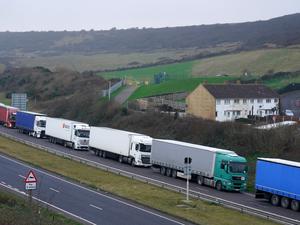 Lastwagen stehen auf der A20 vor dem Hafen von Dover in Kent Schlange, wo es zu Verzögerungen beim Warentransport über den Ärmelkanal kommt, nachdem die Exporte zwischen Großbritannien und der EU seit dem 1. Januar 2022 vollständig zollkontrolliert werden.