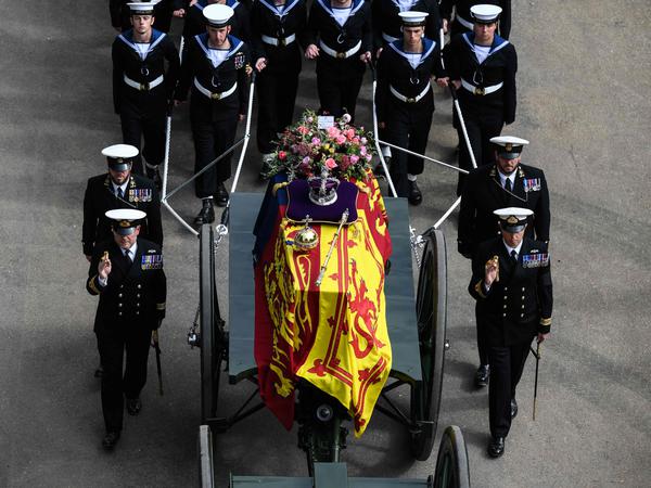 Soldaten der Royal-Navy eskortieren den Sarg der Queen.