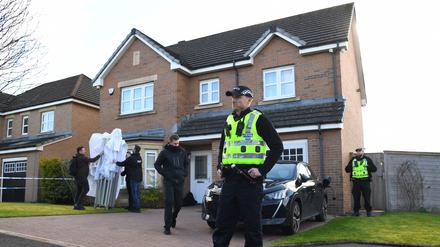 Schottische Polizisten stehen vor einem Haus. (Archivbild)