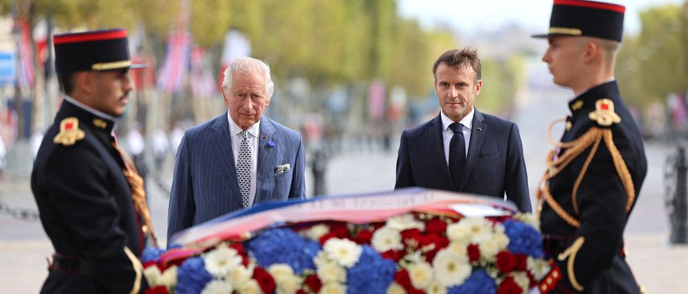 Charles III. und Präsident Emmanuel Macron legen am Grab des Unbekannten Soldaten einen Kranz nieder. 
