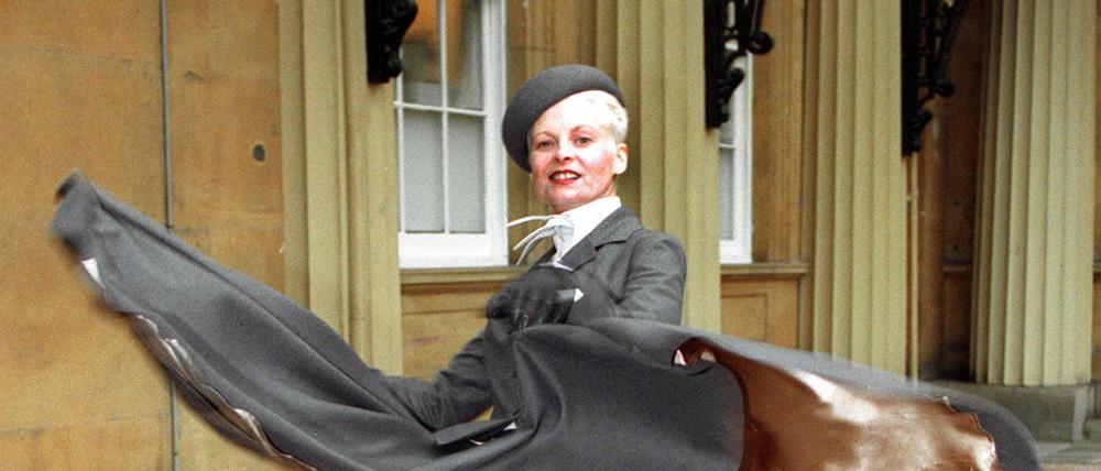 Vielfach geehrt. Mit hochfliegendem langen Rock und ohne Slip posierte Vivienne Westwood am 15.12.1992 im Buckingham Palast in London, wo sie von Königin Elizabeth II. mit einem Orden geehrt wurde.
