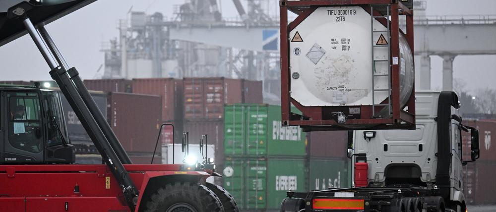Container werden im Duisburger Hafen verladen.