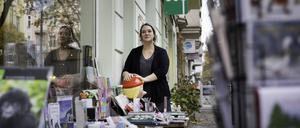 Draussen kann man sich schon mal inspirieren lassen. Die Buchhändlerin Romy Weber steht vor ihrem Buchladen Bötzowbuch in der Bötzowstraße in Prenzlauer Berg.