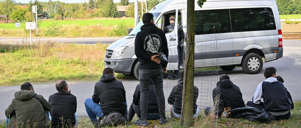 1Unerlaubt eingereiste Migranten warten, nachdem sie durch die Bundespolizei nahe Forst (Lausitz) aufgegriffen wurden. 