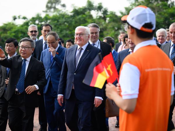 Bundespräsident Frank-Walter Steinmeier (Mitte) äußerte sich bei seinem Besuch in Vietnam –hier in  Ho-Chi-Minh-Stadt – auch zum Rechtsextremismus.