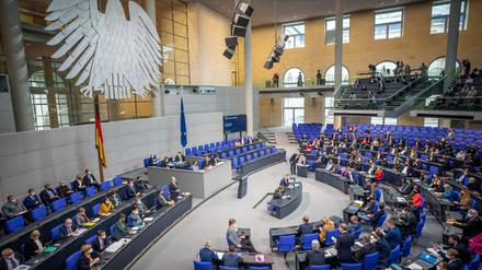 Bundeskanzler Olaf Scholz stellt sich den Fragen der Abgeordneten im Bundestag. 