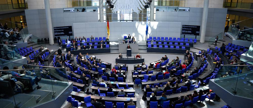Reem Alabali-Radovan (SPD), Staatsministerin für Integration, spricht in der Plenarsitzung im Deutschen Bundestag. 