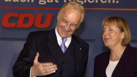 Der CSU-Vorsitzende und damalige Kanzlerkandidat der Union, Edmund Stoiber, spricht am 12.01.2002 bei der CDU-Vorstandsklausur in Magdeburg mit der CDU-Chefin Angela Merkel. 