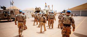 Soldaten der Bundeswehr verlassen einen Platz im Camp Castor in Gao (Mali) während des Besuchs der damaligen Verteidigungsministerin. 