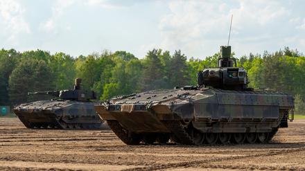 Pumas bei einer Übung: Die Schützenpanzer gelten als Paradebeispiel für teure und langwierige Spezialanfertigungen im Auftrag der Bundeswehr.