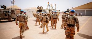Bundeswehr-Soldaten verlassen ihren Stützpunkt im Mali.