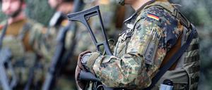 Soldaten stehen beim Antrittsbesuch vom Bundesminister der Verteidigung Boris Pistorius (SPD) am Standort Rheinbach, Nordrhein-Westfalen, 31.07.2023.