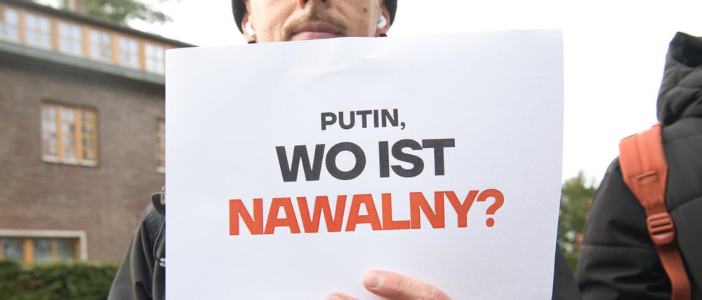 Demonstranten fordern im Rahmen einer bundesweiten Aktion vor dem Haus des russischen Botschafters Sergej Netschajew in Berlin Freiheit für alle politischen Gefangenen in Russland, darunter auch den Kremlkritiker Alexej Nawalny. 