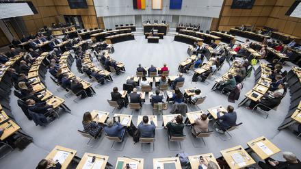 Die Abgeordneten sitzen im Plenarsaal vom Berliner Abgeordnetenhaus 