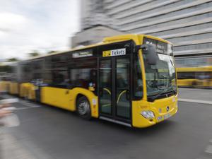 Ein Bus der Berliner Verkehrsbetriebe (BVG) fährt am Zoologischen Garten vorbei.