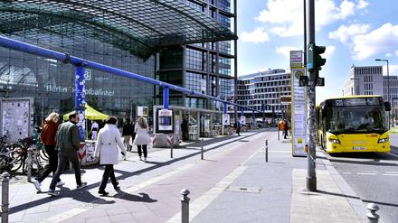  Bushaltestelle direkt vor dem Berliner Hauptbahnhof.