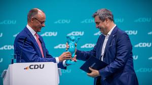 Vom Berliner CDU-Parteitag an den CSU-Vorsitzenden – ein Zeichen, dass der Bär genauso kampfkräftig ist wie der Löwe aus Bayern.