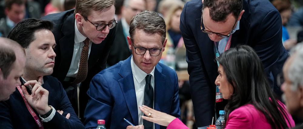 Der JU-Vorsitzende Johannes Winkel diskutiert mit Philipp Amthor, CDU-Generalsekretär Carsten Linnemann, Ministerpräsident Daniel Günther aus Schleswig-Holstein, Jens Spahn und Serap Güler diskutieren einen Änderungsantrag zur Wehrpflicht beim CDU-Bundesparteitag.