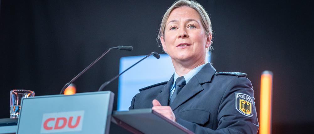 Claudia Pechstein, Olympiasiegerin im Eisschnelllauf, spricht in ihrer Uniform als Bundespolizistin beim CDU-Grundsatzkonvent.