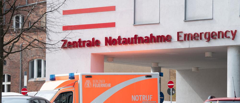  Ein Krankenwagen steht vor der Notaufnahme der Charité in Berlin-Mitte.