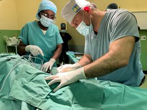 Der Chirurg und Berliner Oberarzt Movsar Borshchigov bei einer Operation.