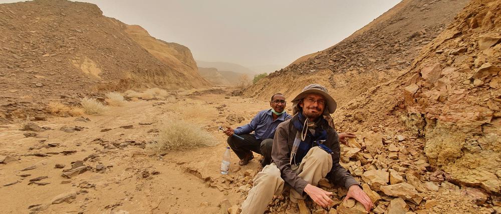 Hier war vor 80 Millionen Jahren ein tropischer Regenwald: Clément Coiffard und sein Guide im Wadi Kumr im Sudan im Jahr 2020.
