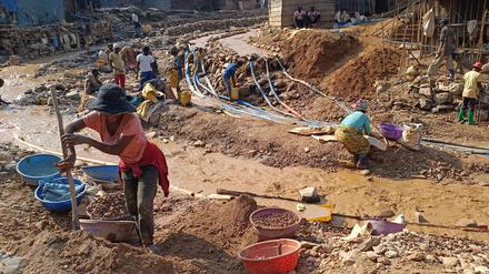 Kobaltmine im Kongo: Der Schutz von Menschenrechten und Umwelt entlang der Lieferkette soll für Firmen Pflicht werden.