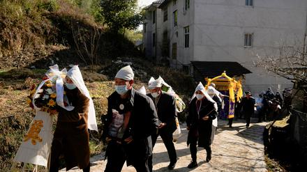 Verwandte und Nachbarn einer Verstorbenen bei deren Beerdigung Anfang Januar in einem Dorf im Kreis Tonglu, Provinz Zhejiang.